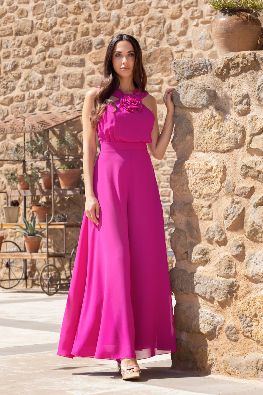 Vestido en color rosa fucsia, ideal para bodas, comuniones y celebraciones especiales. Su diseño fluido y escote con detalle floral aportan un toque sofisticado y femenino para lucir radiante en cualquier ocasión.