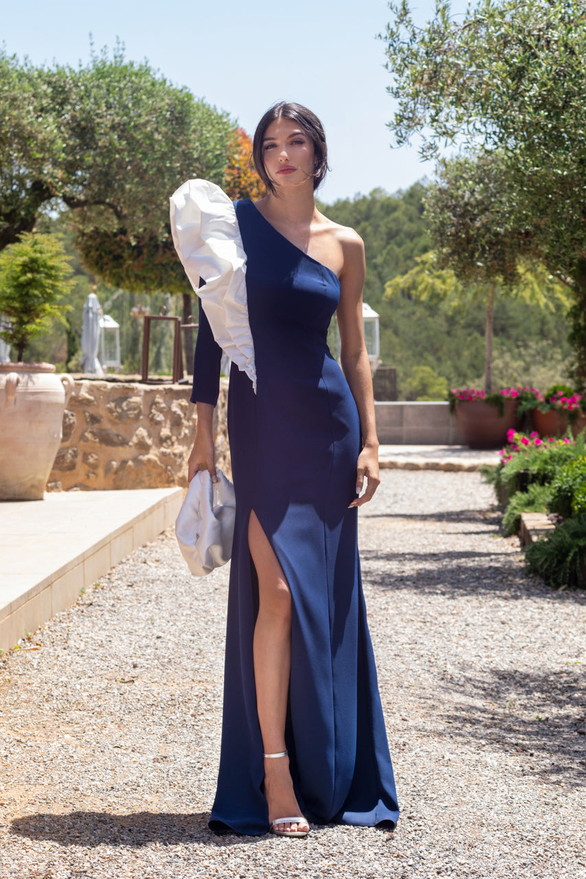 Deslumbra con este vestido azul oscuro de un solo hombro, ideal para bodas y ocasiones especiales. Su diseño con manga estructurada en blanco y abertura lateral aporta un toque sofisticado y moderno para un look exclusivo.