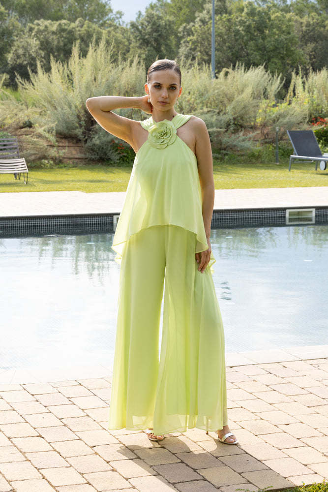 Luce sofisticada con este mono en verde pastel, ideal para bodas, comuniones y celebraciones. Su diseño de dos piezas con capa fluida y detalle floral en el cuello aporta frescura y elegancia para un look moderno y ligero.