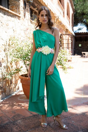 Vestido  en color verde esmeralda, perfecto para bodas, cócteles y ocasiones especiales. Su diseño asimétrico con caída fluida y cinturón floral realza la figura con un toque de distinción y estilo.
